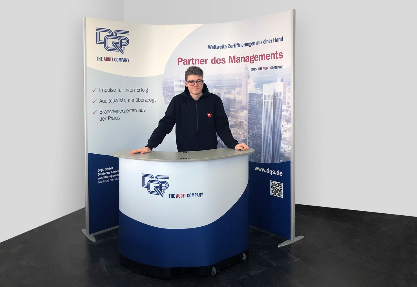 Expand Podium Case Theke + ISOframe Wave Messewand - DQS GmbH Expand Podium Case Theke + ISOframe Wave Messewand - DQS GmbH